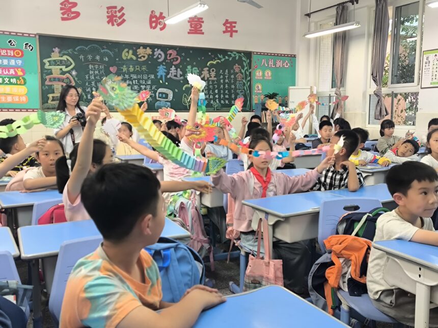 草把龙AI“走进”状元小学